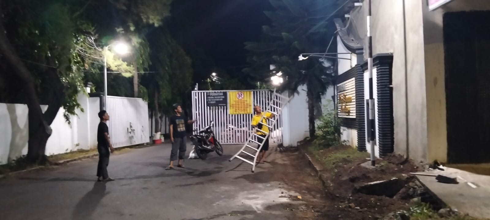 Terang untuk Warga, Semangat Tak Padam! Ketua RW dan RT Lanjutkan Pemasangan Lampu Pos Sekuriti Perumahan Puri Taman Lembang.